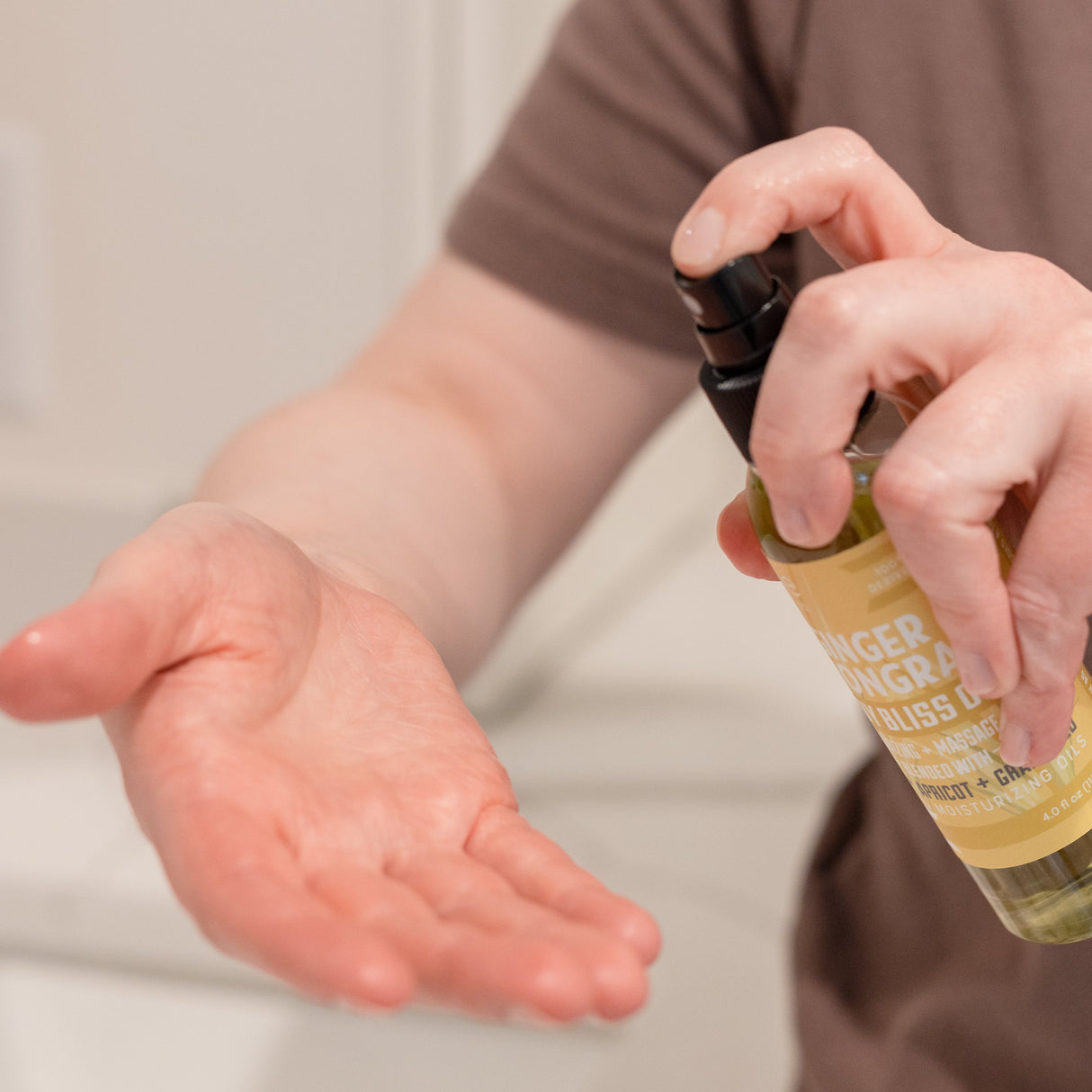 Rinse Ginger Lemongrass natural body oil - lightweight moisture that absorbs fast - alternate angle