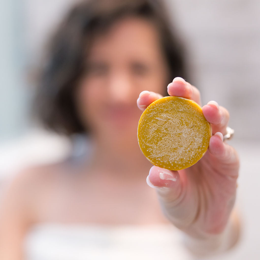 Citrus natural conditioner bar from Rinse - plastic-free hair care - detail view