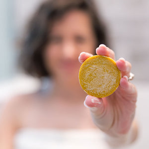 Citrus natural conditioner bar from Rinse - plastic-free hair care - detail view