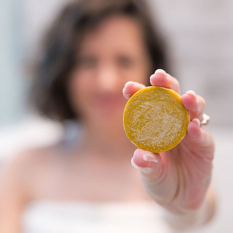 Citrus natural conditioner bar from Rinse - plastic-free hair care - detail view