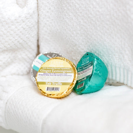 Rinse Ginger Lemongrass bath bomb - fizzy moisturizing soak - detail view